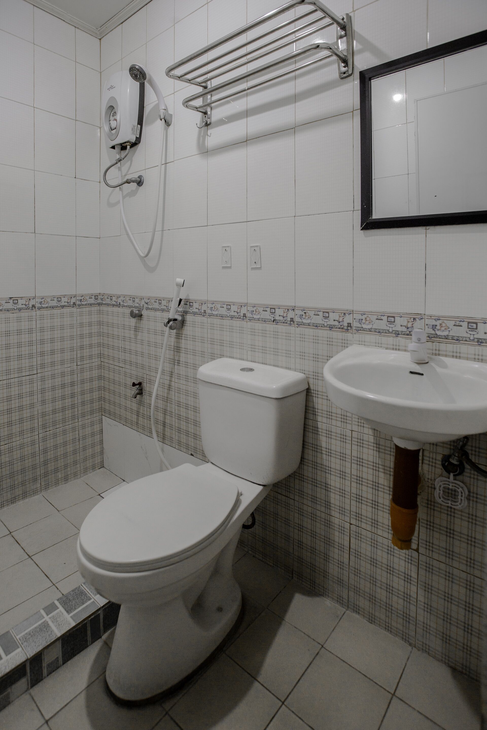 Shower, rainfall showerhead, free toiletries, bidet