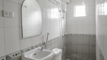 Deluxe Double Room | Bathroom | Shower, rainfall showerhead, free toiletries, bidet