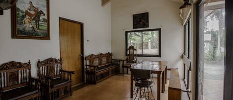 Deluxe kamer, Meerdere bedden | Woonruimte | Televisie