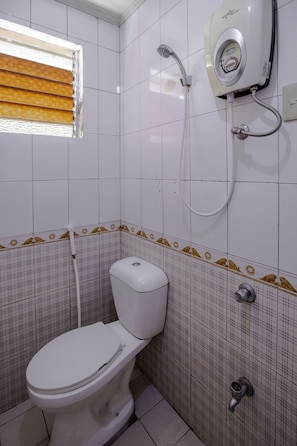 Standard Triple Room | Bathroom | Shower, rainfall showerhead, free toiletries, bidet