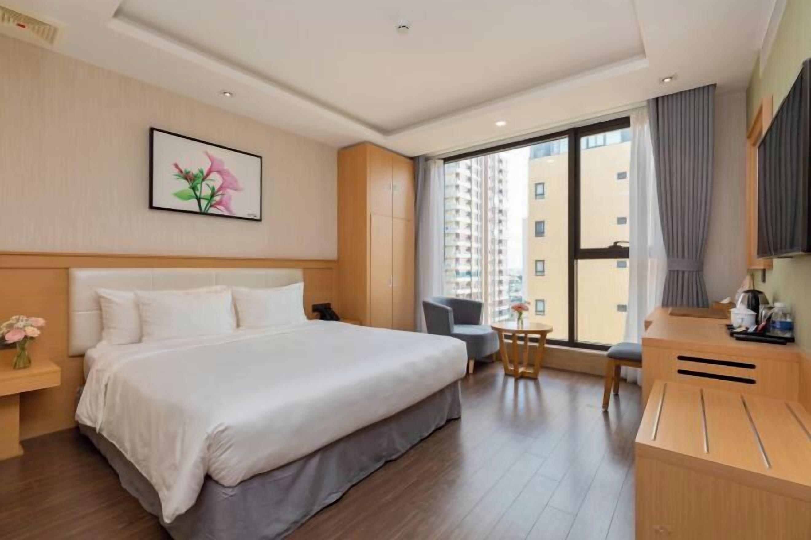 Sengetøy av topp kvalitet, minibarvarer (inkludert) og safe på rommet