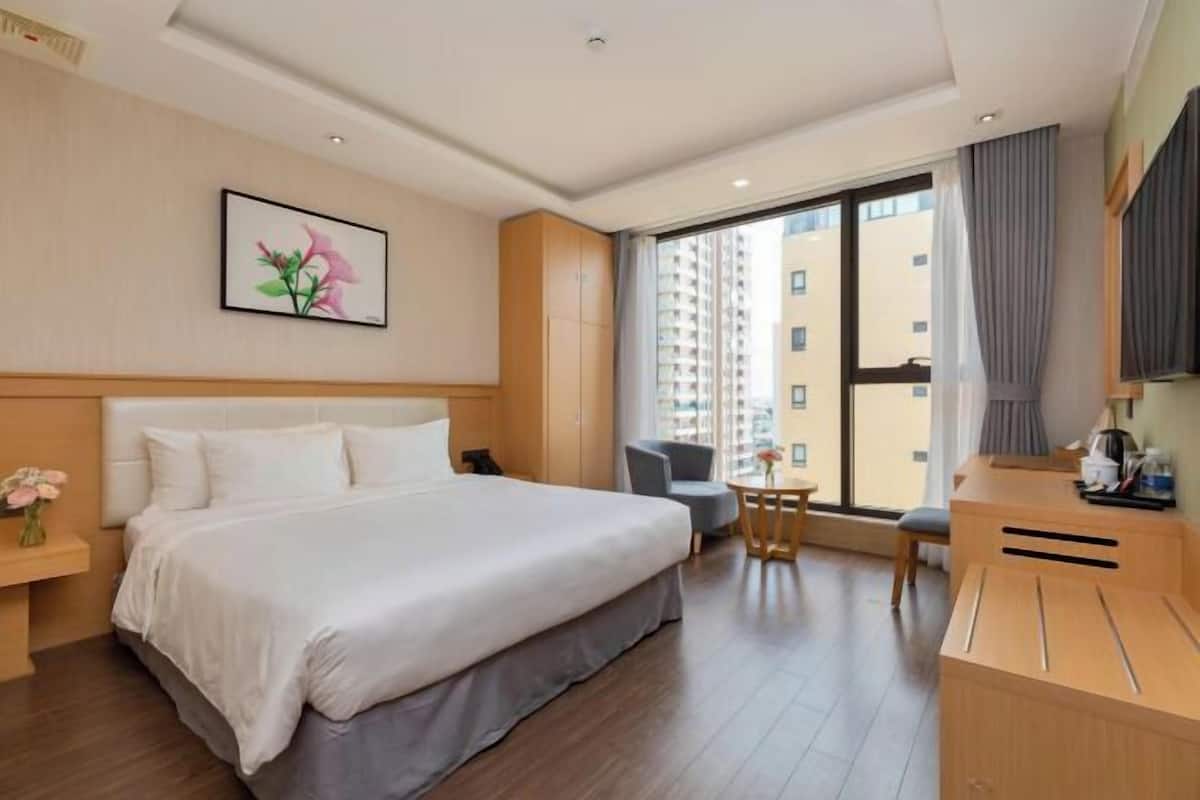 Premium bedding, free minibar items, in-room safe