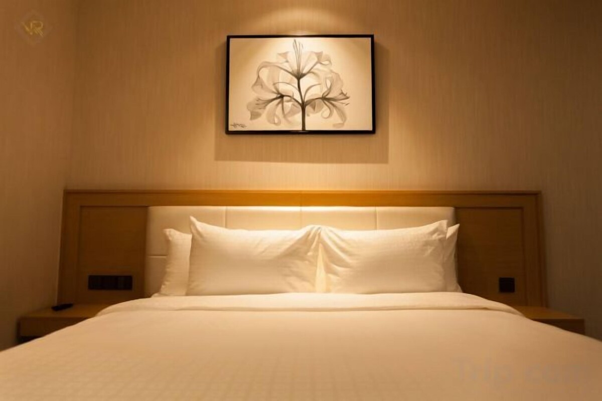 Premium bedding, minibar (some free items), in-room safe, desk