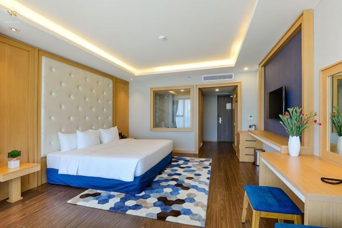 Premium bedding, minibar (some free items), in-room safe, desk