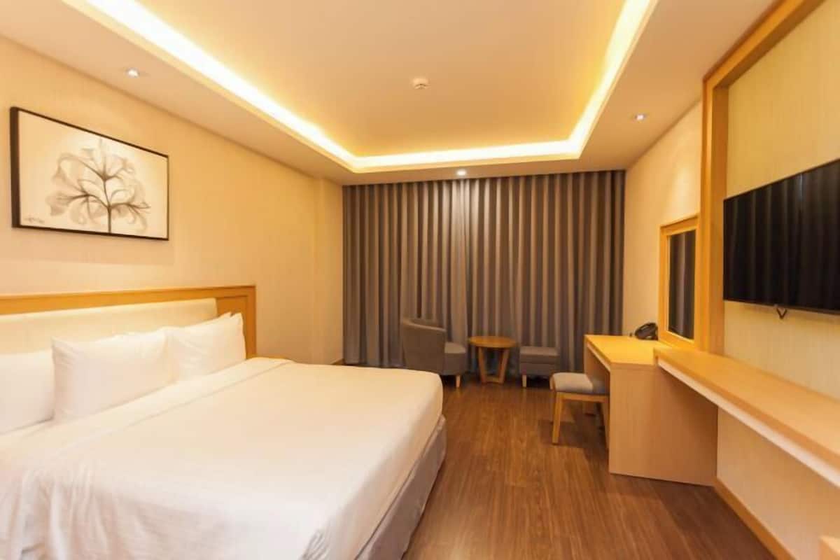 Premium bedding, free minibar items, in-room safe