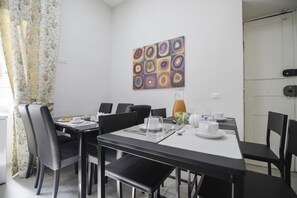 Free daily full breakfast - La Chambre (Naples)