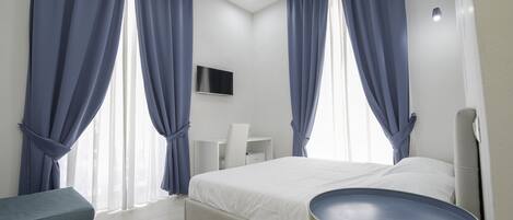 高级三人房 | 高档床上用品、迷你吧、办公桌、笔记本电脑工作区