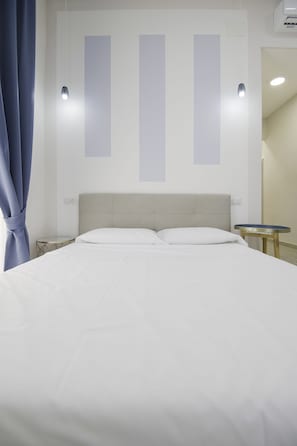 Premium bedding, minibar, desk, laptop workspace - La Chambre (Naples)