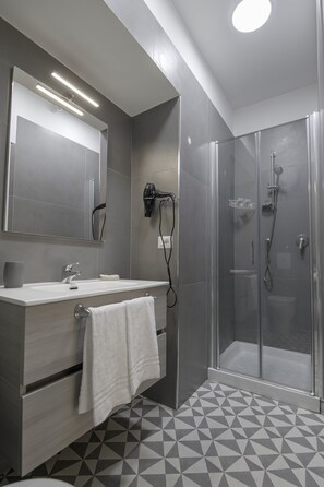 Douche, douche à « effet pluie », articles de toilette gratuits