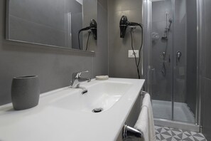 Deluxe Double Room | Bathroom | Shower, rainfall showerhead, free toiletries, hair dryer - La Chambre (Naples)