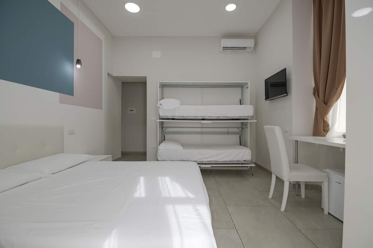 Quadrupla Deluxe | Biancheria da letto di alta qualità, minibar, una scrivania