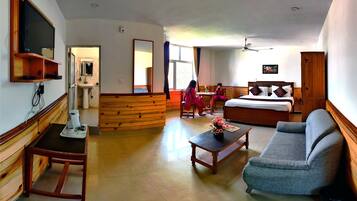 Executive Room, 1 Large Single Bed, Non Smoking | 1 bedroom, individually decorated, individually furnished, desk