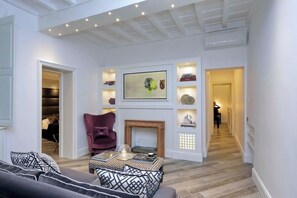Smart TV, lareira, livros