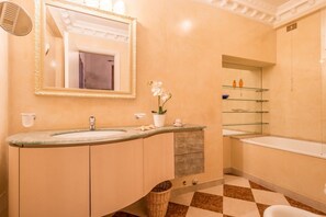 Appartement, 1 chambre | Salle de bain | Ensemble douche/baignoire, baignoire relaxante profonde, sèche-cheveux