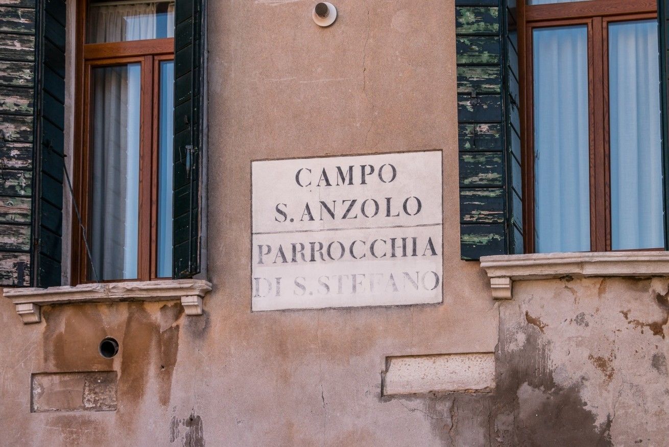 A building facade with a sign that reads "Campo S. Anzolo Parrocchia di S. Stefano."