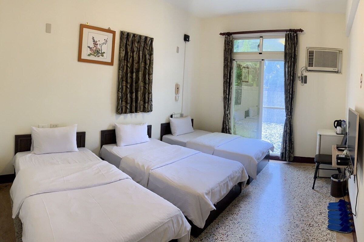 Standard Triple Room | Desk, soundproofing, free WiFi, bed sheets