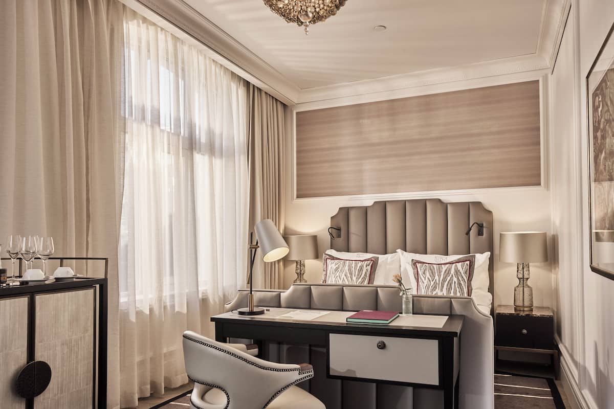 Deluxe Room (1897)