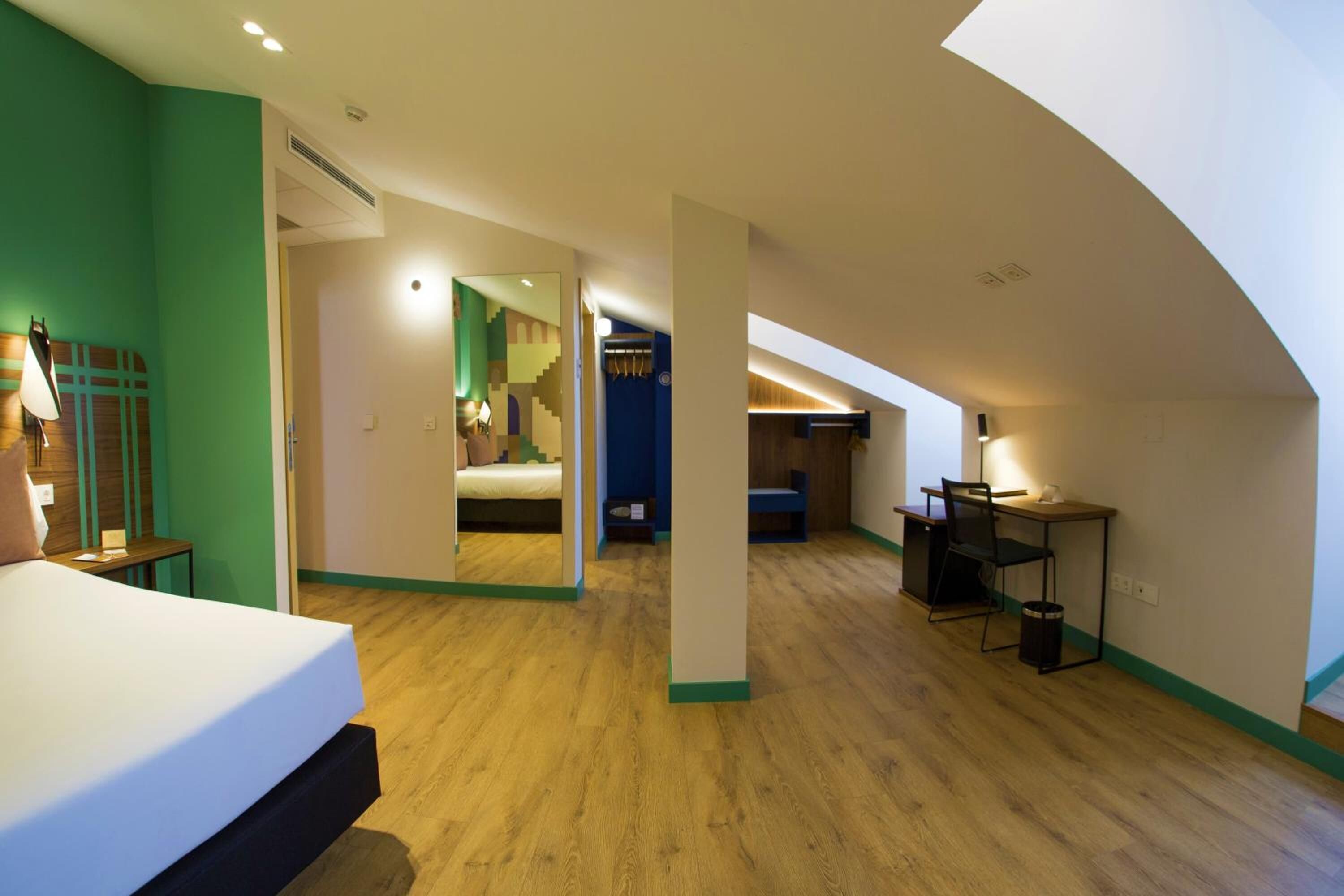 minibar, in-room safe, desk, blackout curtains