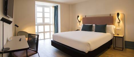 Habitación doble | Minibar, caja fuerte, escritorio y cortinas opacas