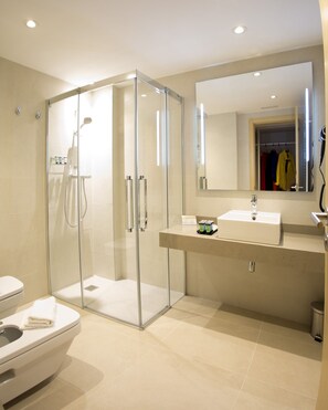 Douche, douche à « effet pluie », articles de toilette gratuits