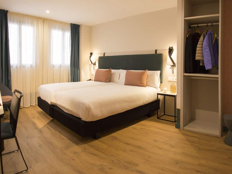 Habitación Deluxe doble, vistas a la ciudad | Minibar, caja fuerte, escritorio y cortinas opacas