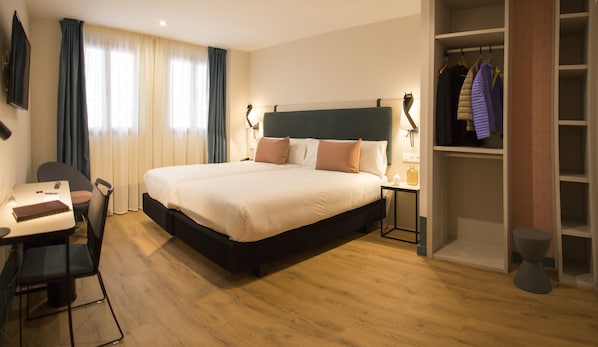 Deluxe Double Room, City View | Minibar, in-room safe, desk, blackout drapes - Hotel Plaza de la Paz (Haro)