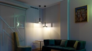 Ein modernes Wohnzimmer mit einer Couch, einem Sessel und einem Tisch.