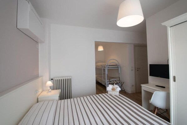 In-room safe, desk, laptop workspace, blackout curtains - Hotel Continental (Pietra Ligure)
