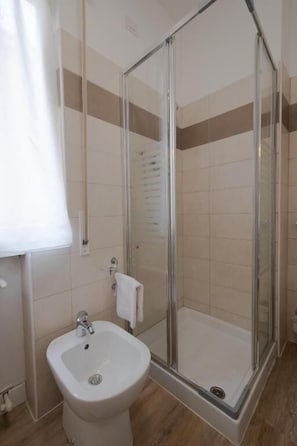 Dusche, umweltfreundliche Kosmetikartikel, Haartrockner, Bidet