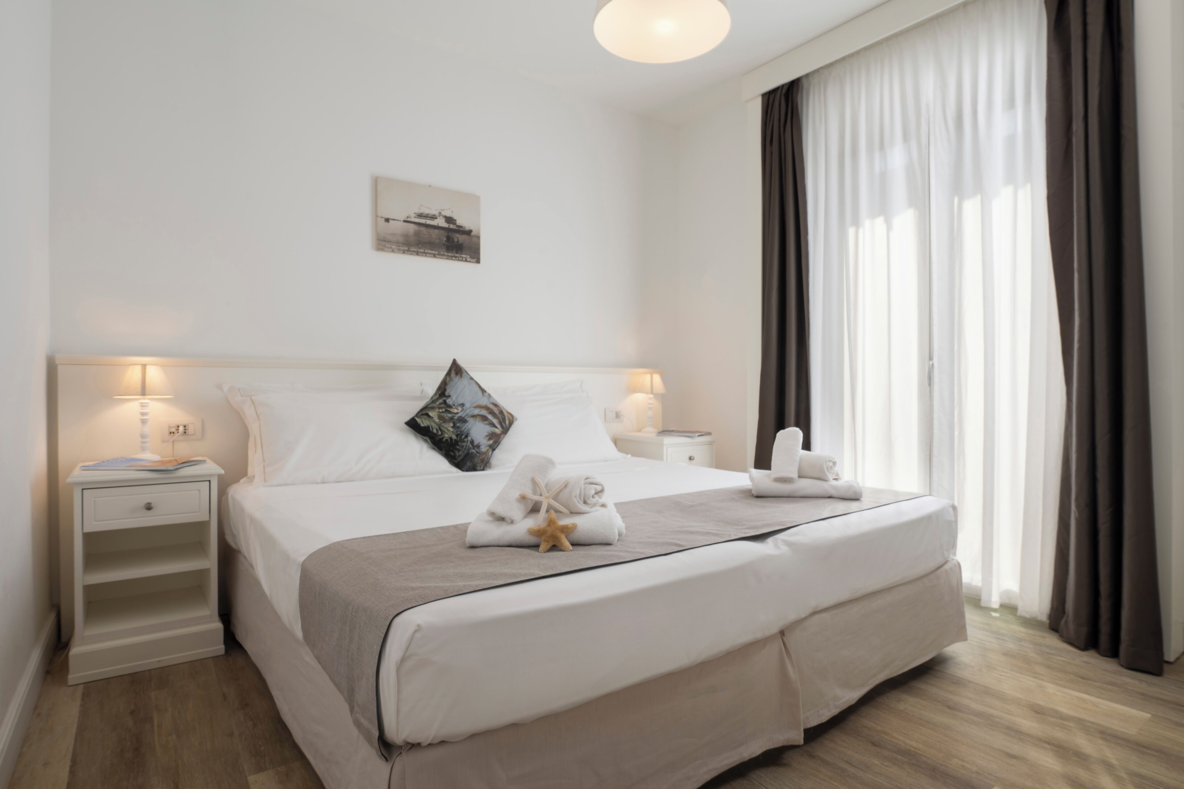 Värdeförvaringsskåp på rummet, skrivbord och arbetsyta för laptop