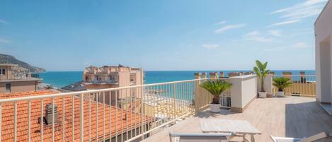 Dobbelt- eller tomannsrom – deluxe, terrasse, sjøutsikt | Terrasse/patio