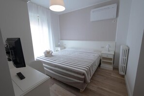 Cubrecamas, caja de seguridad en la habitación y escritorio