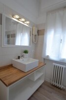 Chuveiro, produtos de toalete biodegradáveis, secador de cabelo, bidê