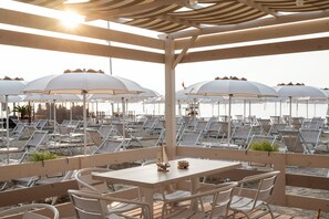 Plage à proximité, chaise longue, parasol, serviettes de plage