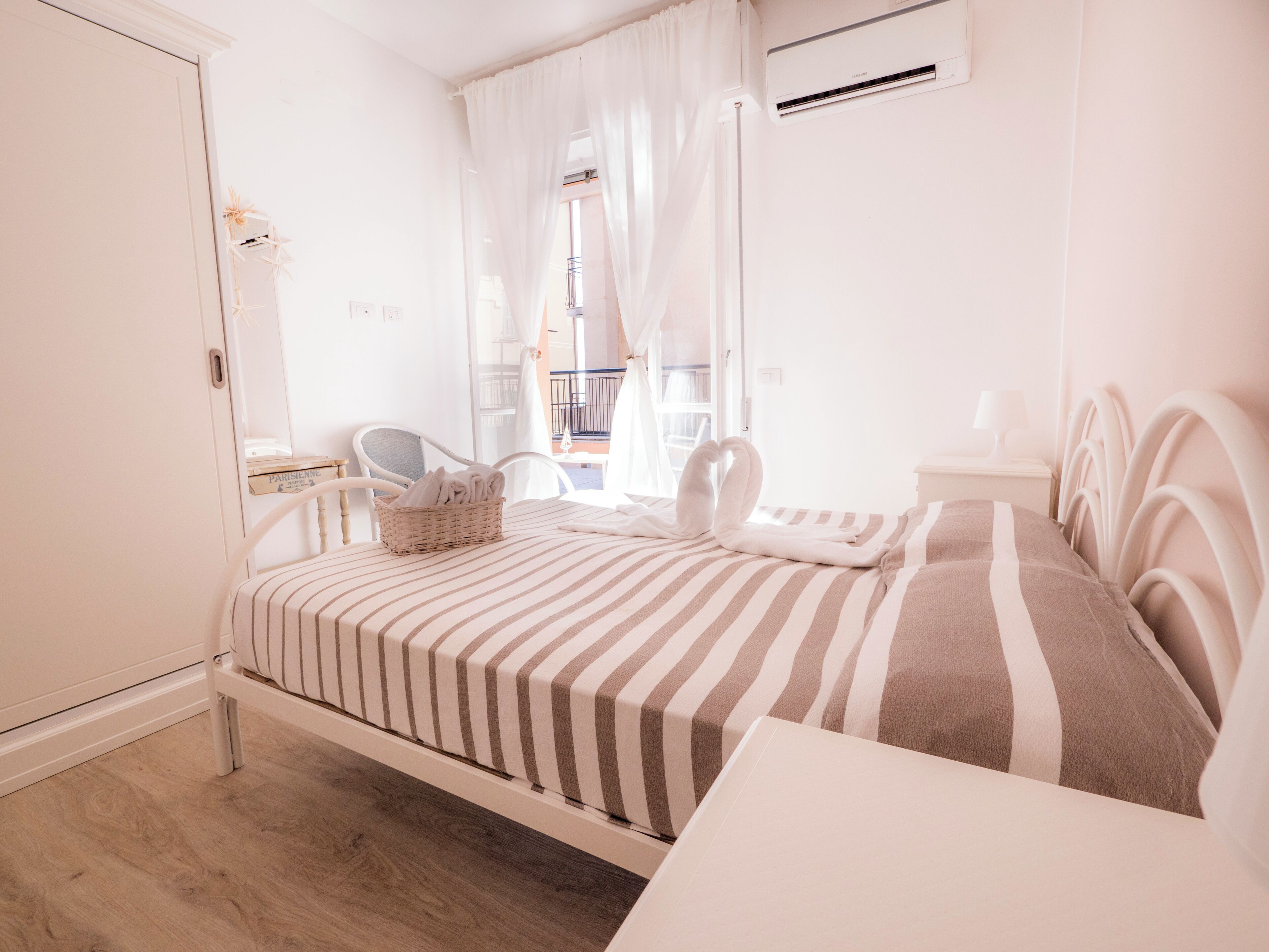 Departamento, Terraza | Caja de seguridad en la habitación y escritorio 