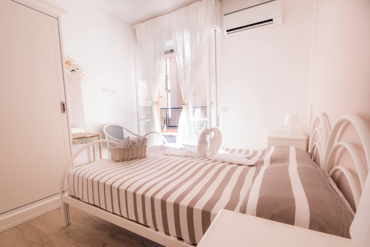 Departamento, Terraza | Caja de seguridad en la habitación y escritorio