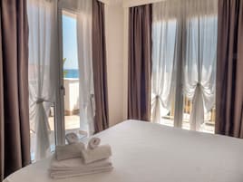 Habitación Deluxe con 1 cama doble o 2 individuales, terraza, vistas al mar | Caja fuerte, escritorio, espacio para trabajar con un portátil