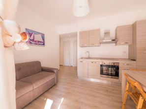 Apartment, Terrace | Living area | 32-inch flat-screen TV with digital channels - Hotel Continental (Pietra Ligure)