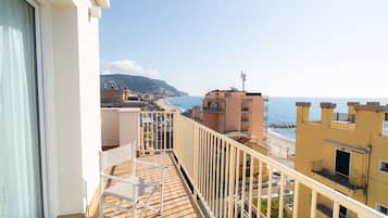 Quarto quádruplo luxo, terraço, vista para o mar | Terraço/pátio