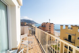 Habitación cuádruple Deluxe, terraza, vistas al mar | Terraza o patio