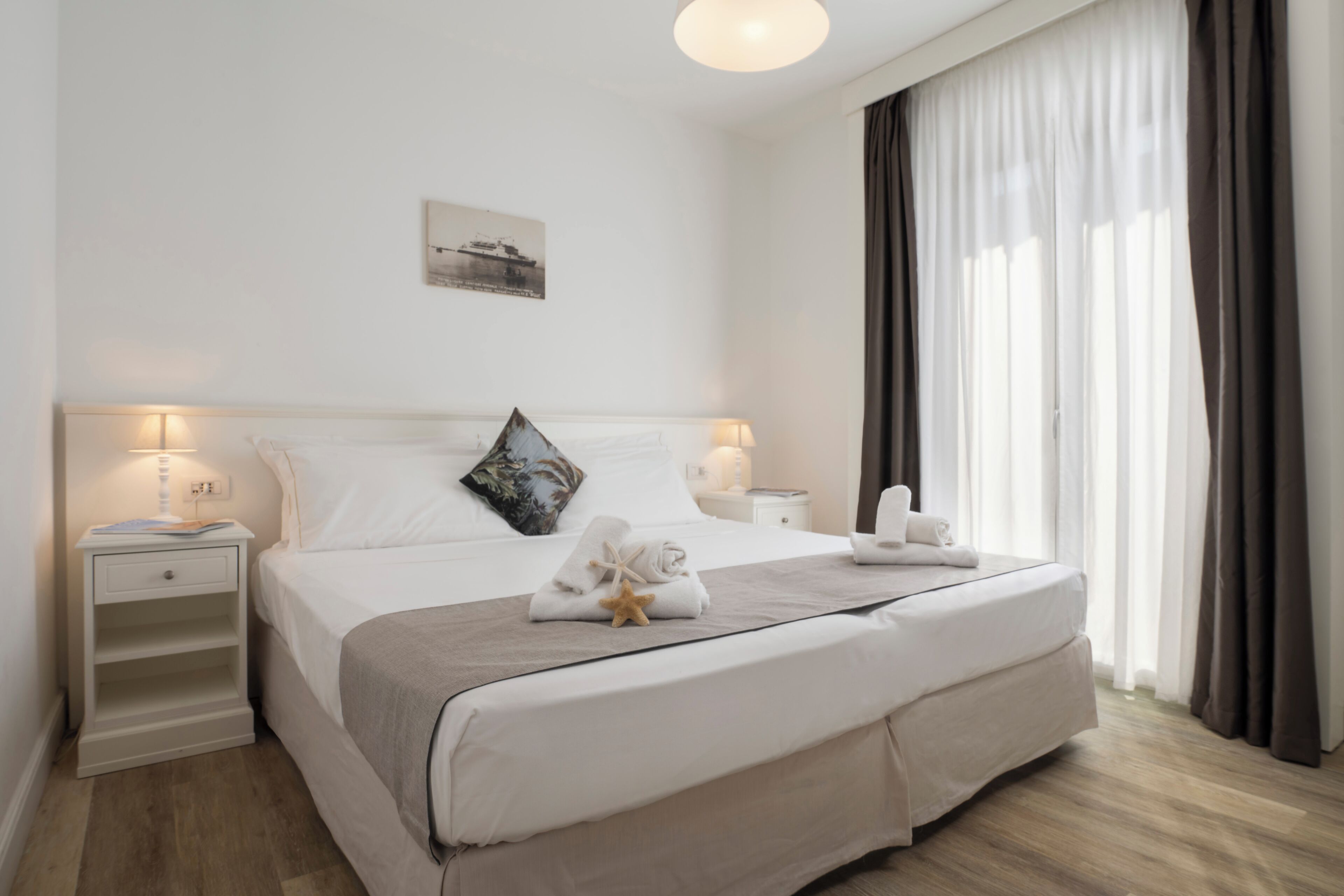 Apartment, 1 Bedroom | In-room safe, desk, laptop workspace, blackout drapes