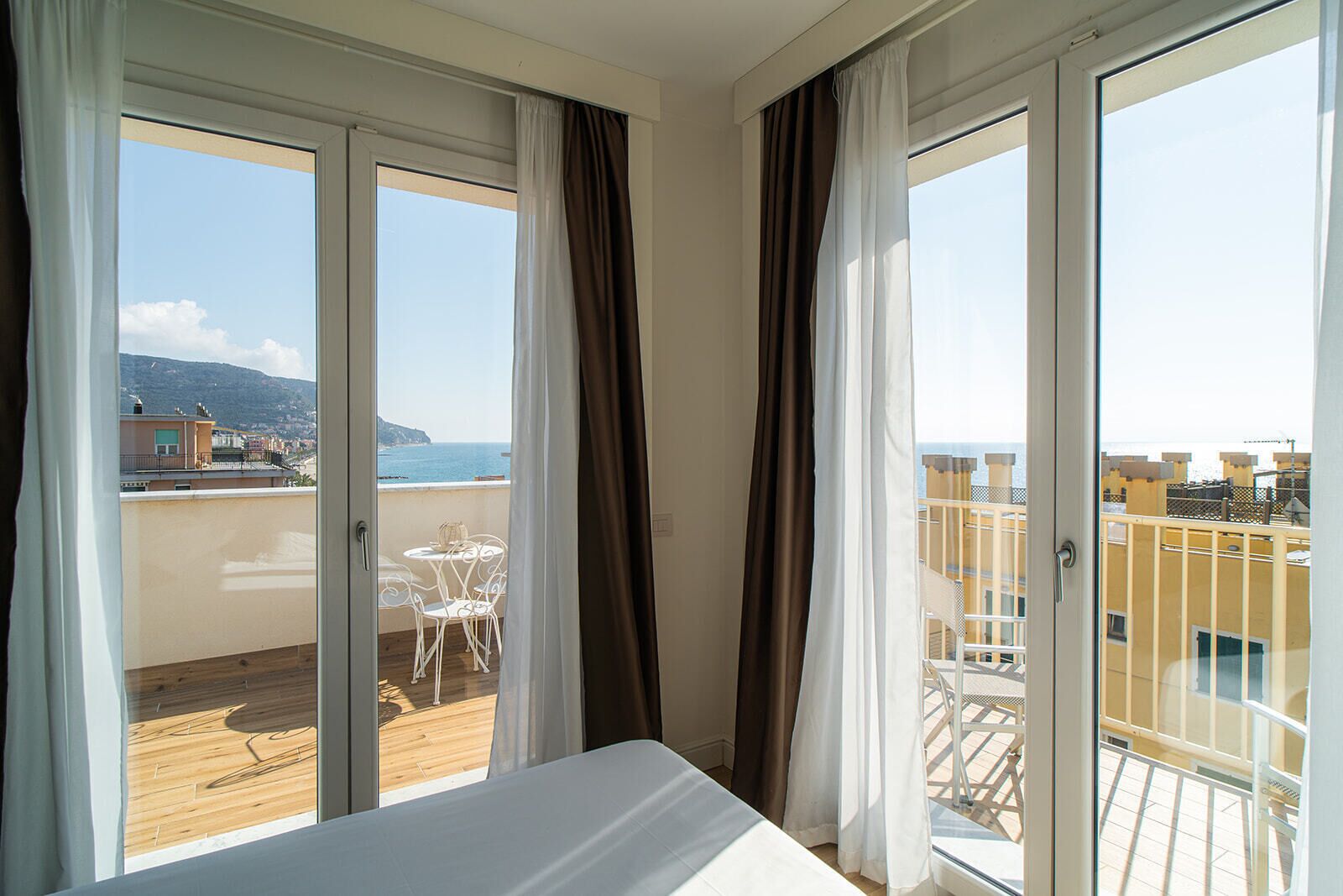 خزنة داخل الغرفة ومكتب ومساحة عمل للكمبيوتر المحمول وستائر تعتيم