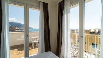 Chambre Quadruple Deluxe, terrasse, vue mer | Coffres-forts dans les chambres, bureau