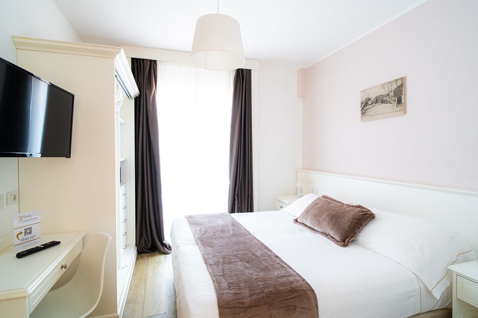 Familjerum - balkong | Värdeförvaringsskåp på rummet, skrivbord och arbetsyta för laptop