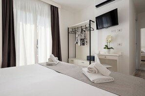In-room safe, desk, laptop workspace, blackout drapes - Hotel Continental (Pietra Ligure)