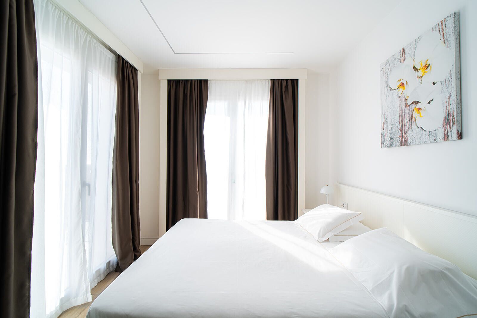 Deluxe fyrbäddsrum - terrass - havsutsikt | Värdeförvaringsskåp på rummet, skrivbord och arbetsyta för laptop