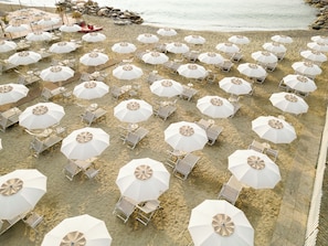 A beach with rows of white umbrellas and lounge chairs. - Hotel Continental (Pietra Ligure)