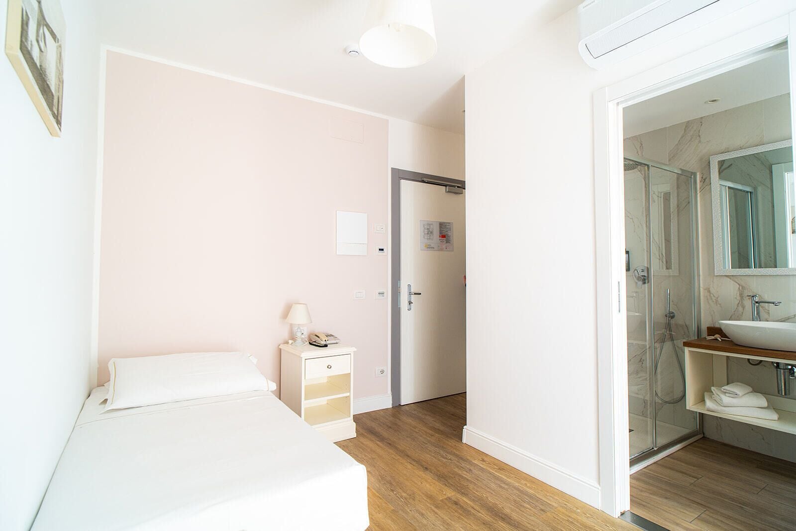 Enkelrum - balkong - viss havsutsikt | Värdeförvaringsskåp på rummet, skrivbord och arbetsyta för laptop