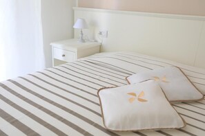 In-room safe, desk, laptop workspace, blackout curtains - Hotel Continental (Pietra Ligure)