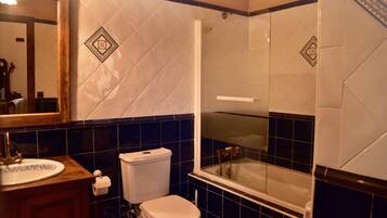 Habitació doble Deluxe, balcó | Bany | Dutxa, articles de tocador gratuïts, assecador de cabells i bidet